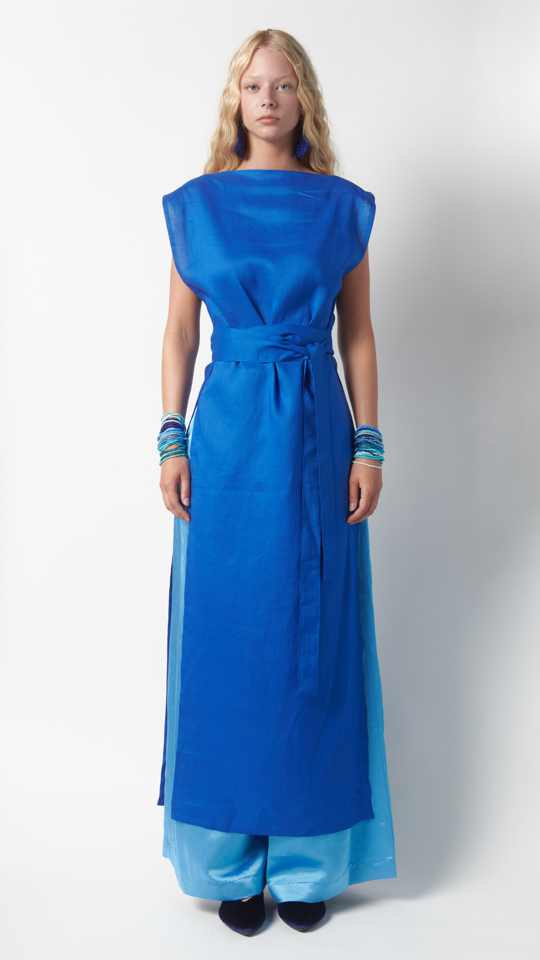 Scopri l’abito kimono blu zaffiro Coralie: un capo elegante e fluido, con cintura in taffetà e lavorazione sartoriale made in Italy. Disponibile in edizione limitata.