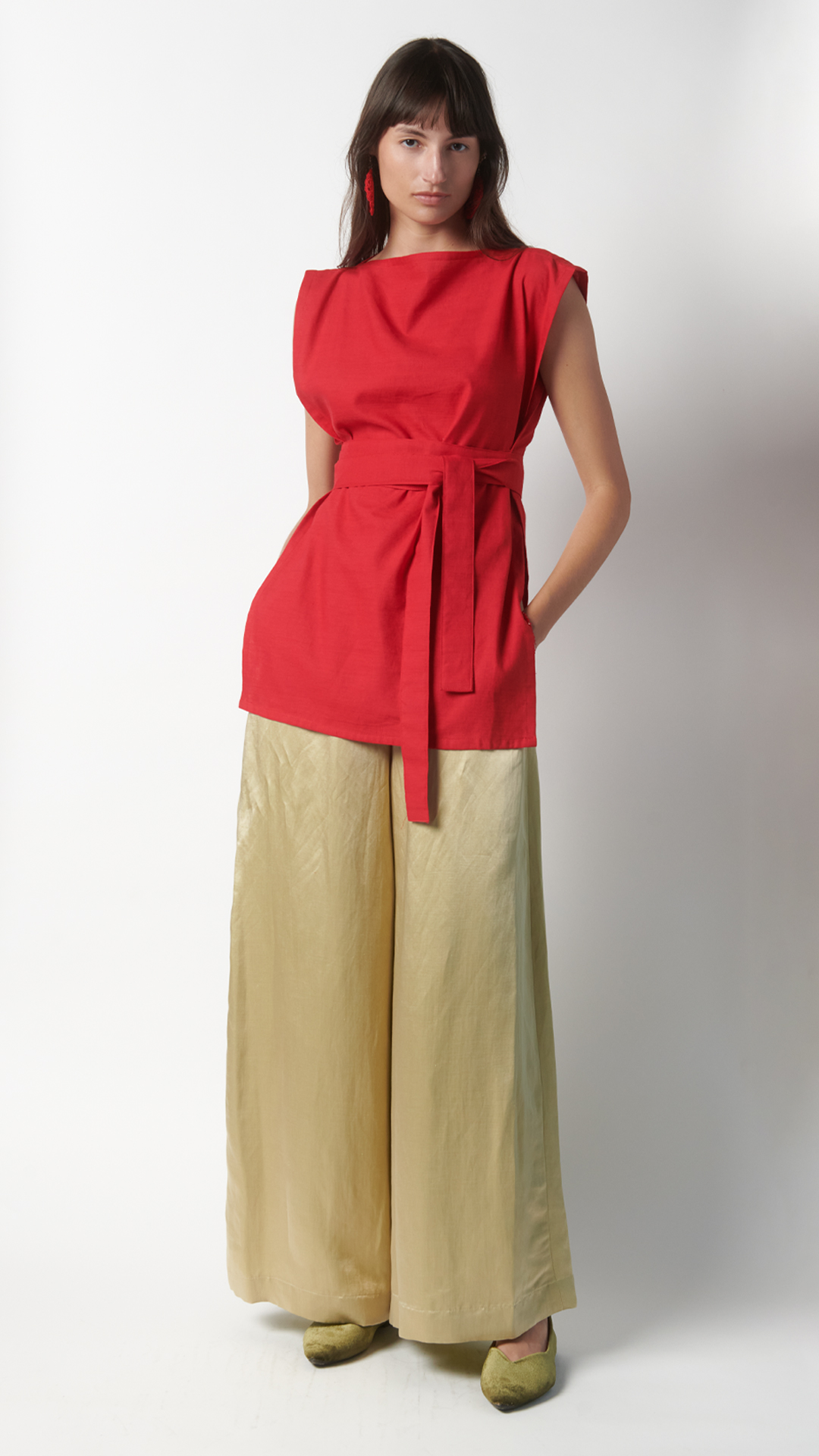 Scopri il top kimono rosso Coralie: design fluido, dettagli couture e tessuto made in Italy. Eleganza sartoriale in tre varianti colore. Tiratura limitata.