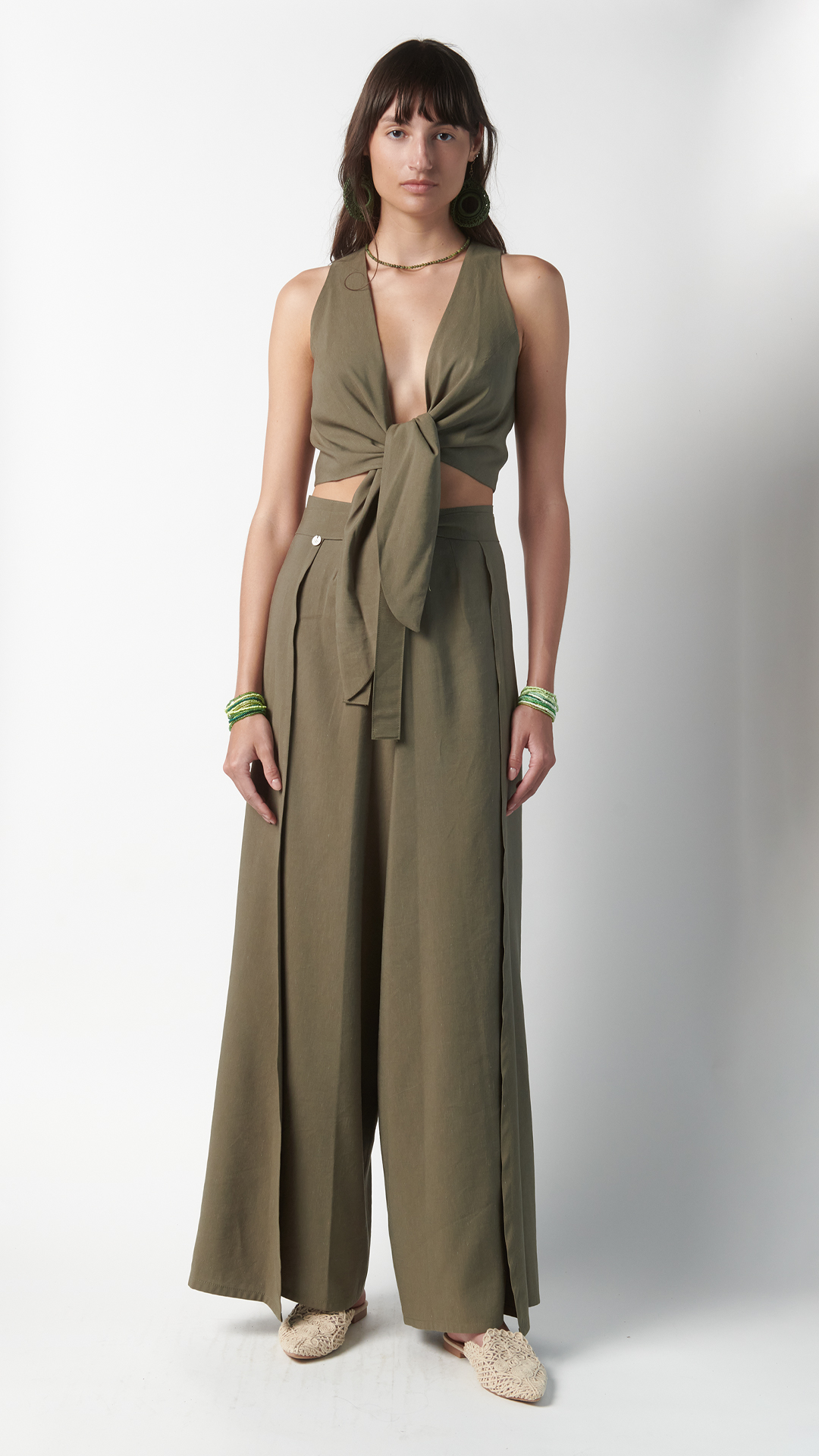 Scopri il pantalone pareo verde Coralie: fluido, femminile e leggero. Due varianti tessuto, ispirazione tropicale e sartorialità italiana. Edizione limitata.