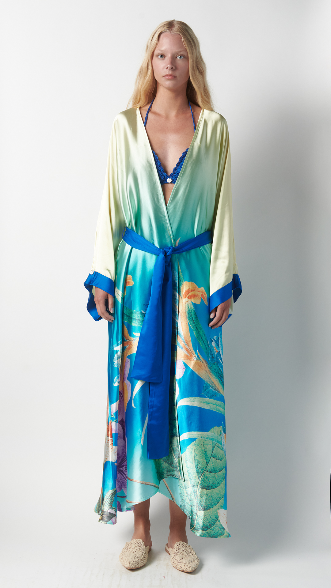 Scopri la vestaglia kimono firmata Coralie: elegante, fluida, realizzata in fantasia seta e viscosa. Made in Italy, con finiture sartoriali e stile inconfondibile.
