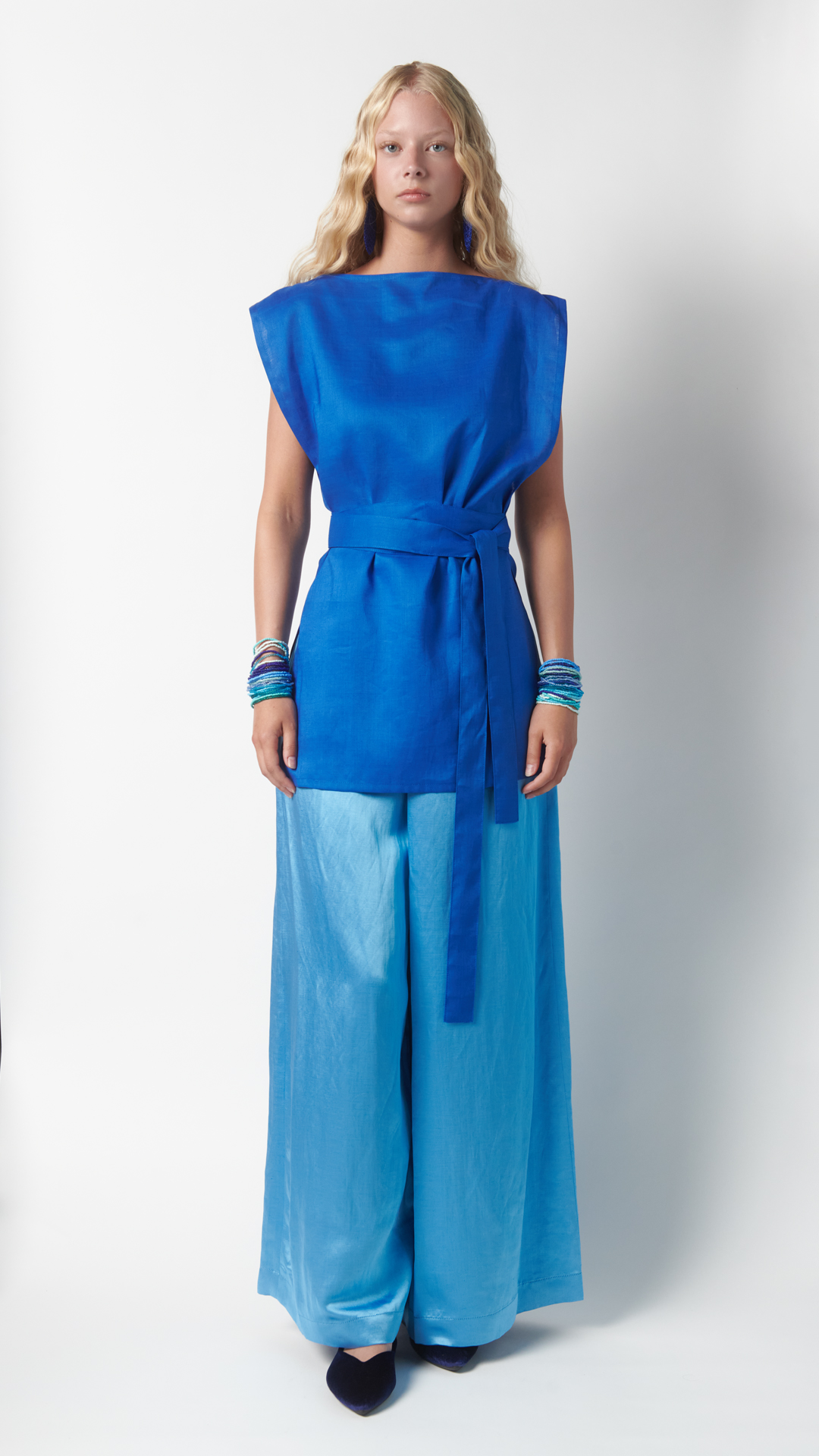 Scopri il top kimono blu Coralie: design fluido, dettagli couture e tessuto made in Italy. Eleganza sartoriale in tre varianti colore. Tiratura limitata.