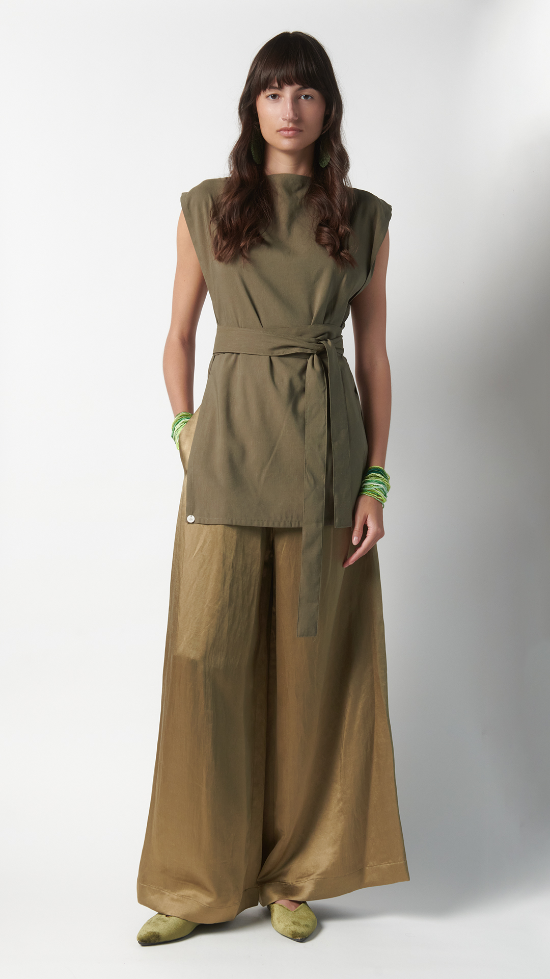 Scopri il top kimono verde Coralie: design fluido, dettagli couture e tessuto made in Italy. Eleganza sartoriale in tre varianti colore. Tiratura limitata.
