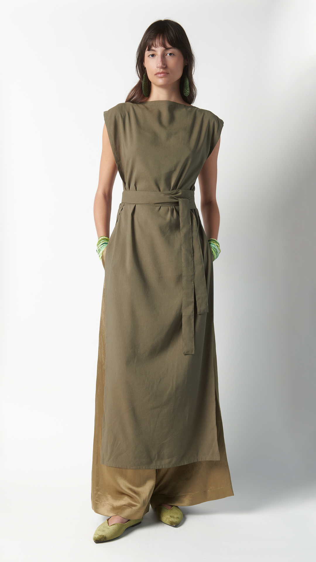Scopri l’abito kimono verde oliva Coralie: un capo elegante e fluido, con cintura in taffetà e lavorazione sartoriale made in Italy. Disponibile in edizione limitata.