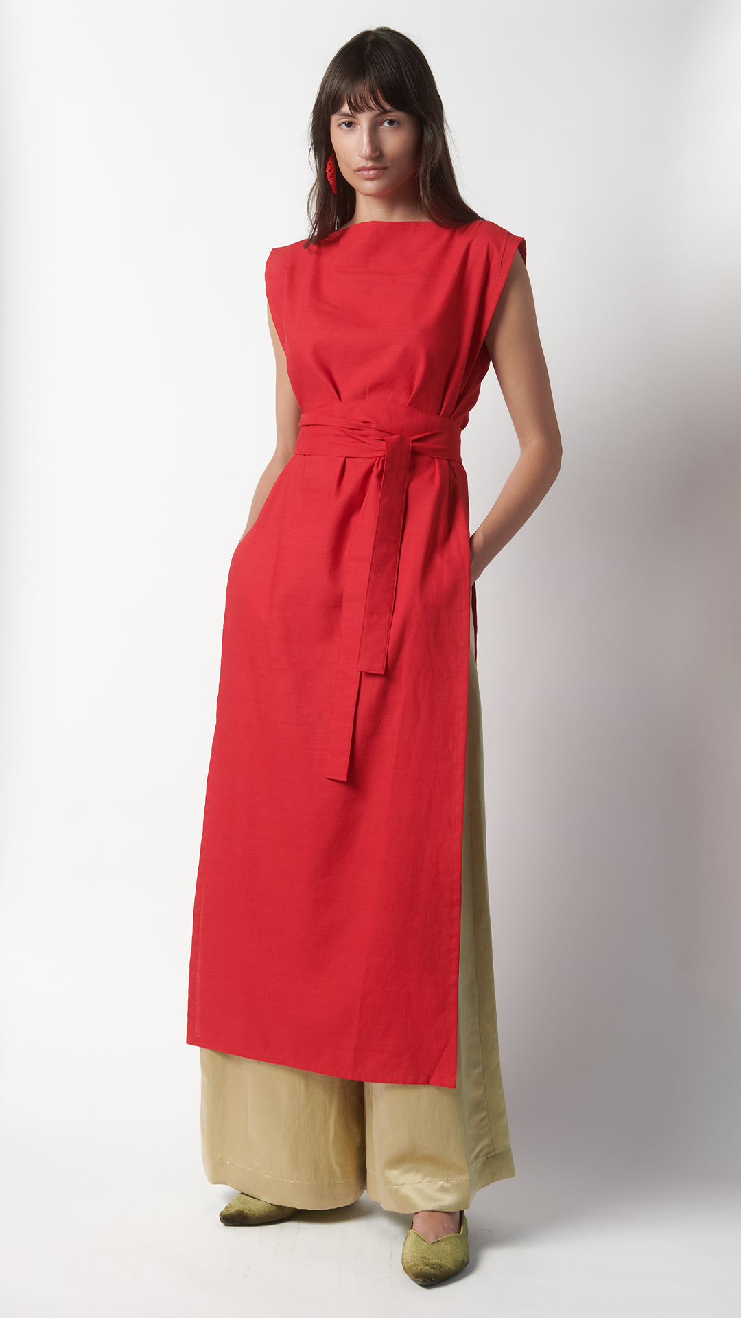 Scopri l’abito kimono rosso Coralie: un capo elegante e fluido, con cintura in taffetà e lavorazione sartoriale made in Italy. Disponibile in edizione limitata.