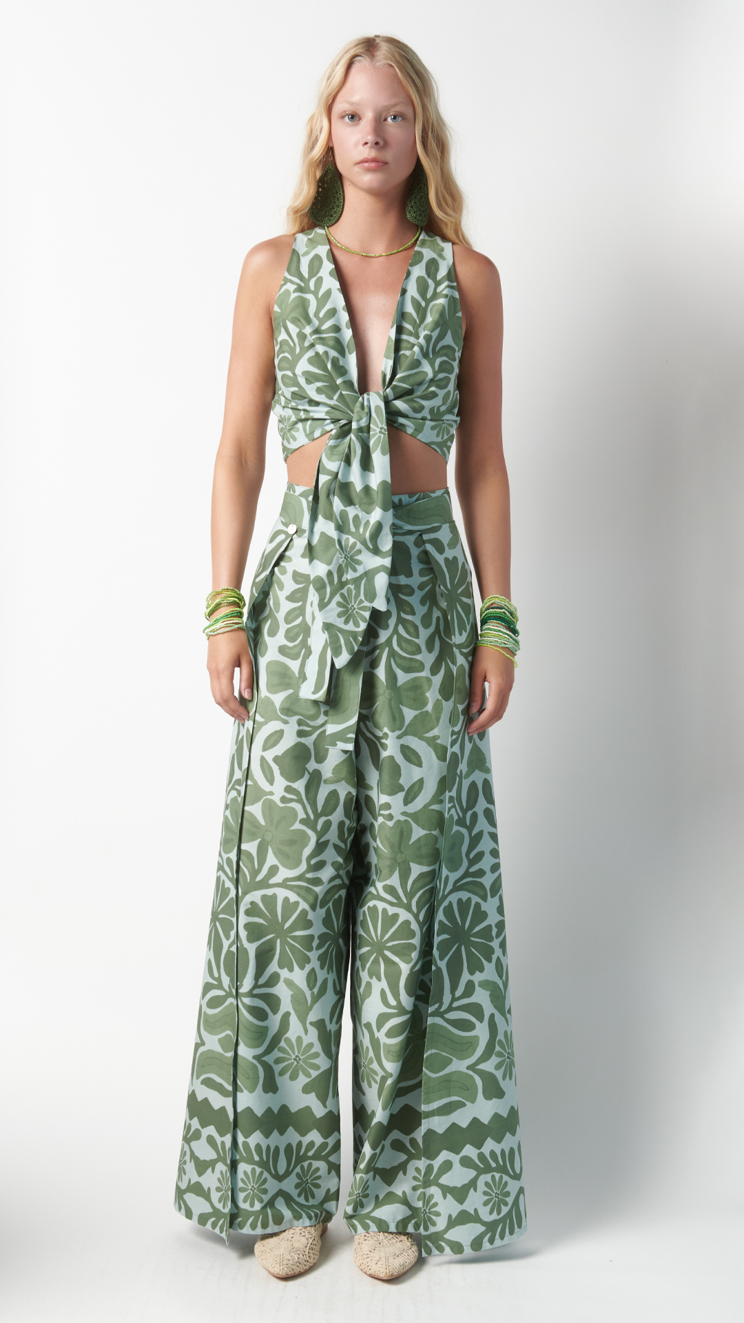 Scopri il pantalone pareo fantasia natura Coralie: fluido, femminile e leggero. Due varianti tessuto, ispirazione tropicale e sartorialità italiana. Edizione limitata.