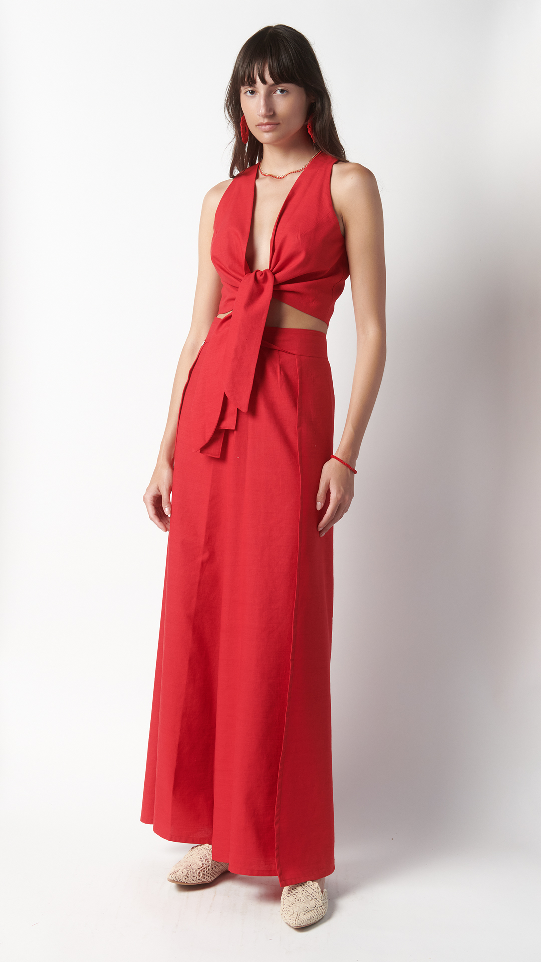 Scopri il pantalone pareo rosso Coralie: fluido, femminile e leggero. Due varianti tessuto, ispirazione tropicale e sartorialità italiana. Edizione limitata.