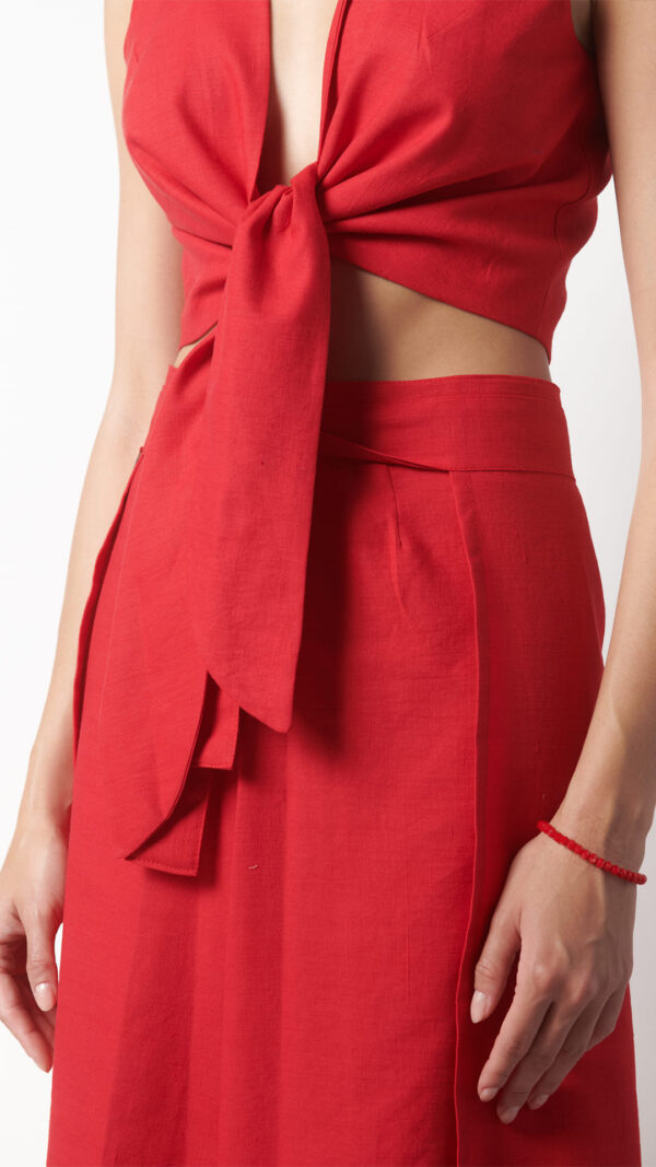 Scopri il top con nodo rosso firmato Coralie. Un capo fresco e sartoriale, ideale per l’estate. Made in Italy, in edizione limitata.