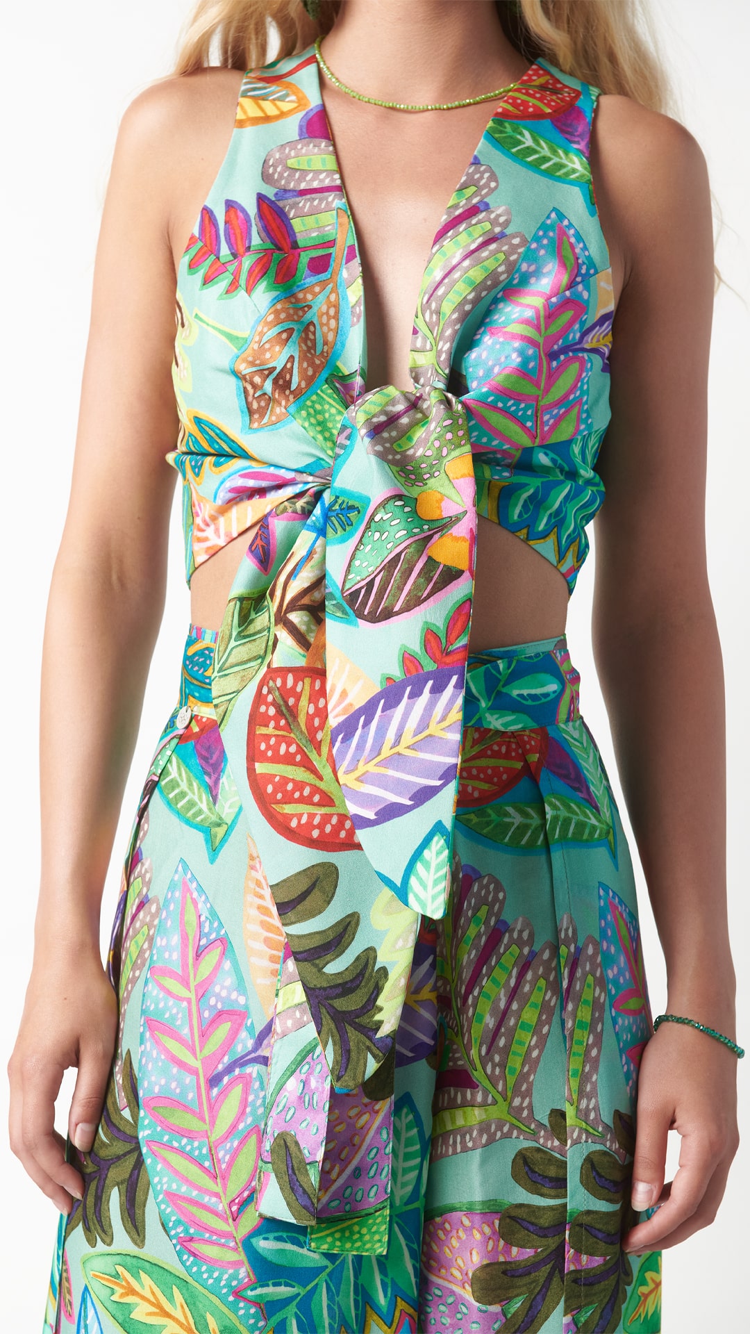 Scopri il top con nodo firmato Coralie. Un capo fresco e sartoriale, ideale per l’estate. Made in Italy, in edizione limitata. Fantasia Mauritius